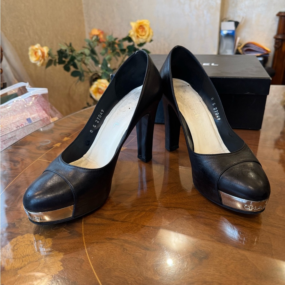 Authentic CHANEL leather logo metal plate platform pump
EU 39.5 USA Sz 9.5 - Picture 5 of 15